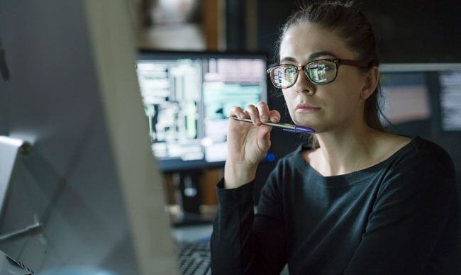 A building contractor’s fleet manager is reviewing the analytics from WEX fuel card data on her computer.